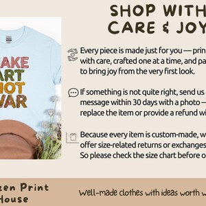 K&ouml;nnte beinhalten: Hellblaues T-Shirt mit dem Text "MAKE ART NOT WAR" in bunten Buchstaben. Ein brauner Hut und Blumen sind unter dem Shirt zu sehen. Das Bild enth&auml;lt auch Text &uuml;ber den Shop.