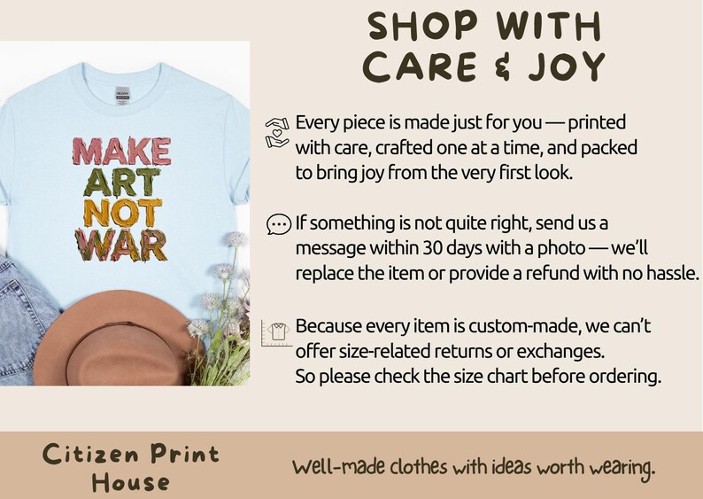 K&ouml;nnte beinhalten: Hellblaues T-Shirt mit dem Text "MAKE ART NOT WAR" in bunten Buchstaben. Ein brauner Hut und Blumen sind unter dem Shirt zu sehen. Das Bild enth&auml;lt auch Text &uuml;ber den Shop.