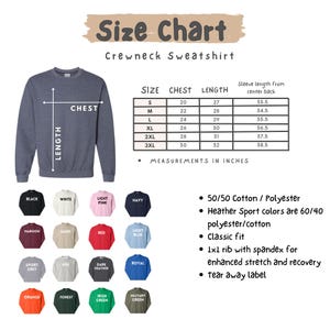 K&ouml;nnte beinhalten: Gr&ouml;&szlig;entabelle f&uuml;r ein Crewneck-Sweatshirt mit Brust- und L&auml;ngenma&szlig;en in Zoll. Die Tabelle umfasst die Gr&ouml;&szlig;en S bis 3XL. Das Bild zeigt auch ein blaues Sweatshirt und eine Farbpalette der verf&uuml;gbaren Farben, darunter Schwarz, Wei&szlig; und Marineblau.
