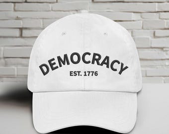 Gorra bordada personalizada con la frase "Democracia", gorra política minimalista, gorra vintage para papá, regalo de resistencia sutil, uso diario, diseño atemporal.