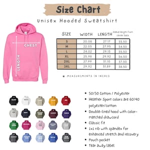 Op de afbeelding: Een roze unisex hoodie met een maattabel. De tabel geeft de afmetingen in inches voor breedte, lengte en mouwlengte. De hoodie heeft een dubbel gevoerde capuchon en een kangoeroezak. Beschikbare kleuren zijn zwart, wit en marineblauw.