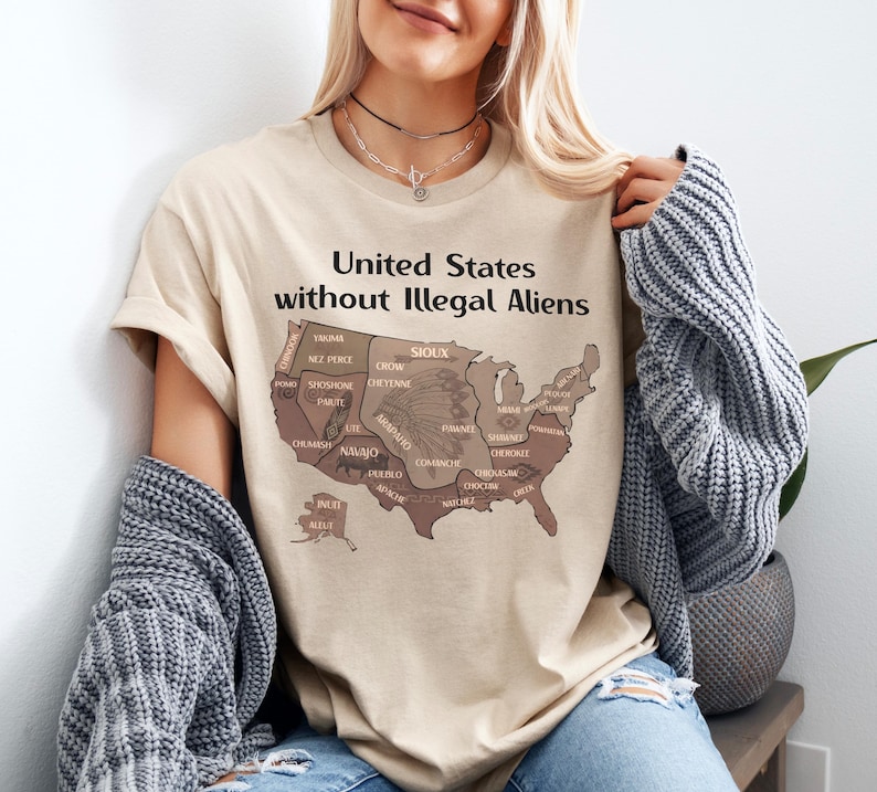 K&ouml;nnte beinhalten: Beiges T-Shirt mit dem Text "United States without Illegal Aliens" &uuml;ber einer Karte der Vereinigten Staaten. Die Karte zeigt verschiedene indianische St&auml;mme. Das T-Shirt hat eine neutrale Farbe.