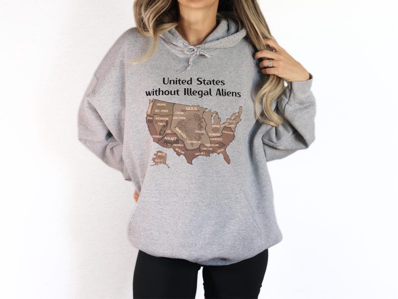 K&ouml;nnte beinhalten: Ein hellgrauer Kapuzenpullover mit einer Grafik der Vereinigten Staaten in Braunt&ouml;nen. Der Text "United States without Illegal Aliens" ist &uuml;ber der Karte aufgedruckt. Der Hoodie hat eine Kapuze mit Kordelzug und eine Vordertasche.