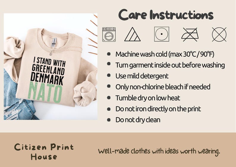 Op de afbeelding: Beige sweatshirt met de tekst "I STAND WITH GREENLAND DENMARK NATO" in zwart en groen. Onderhoudsinstructies rechts. Onderdeel van de Citizen Print House collectie.