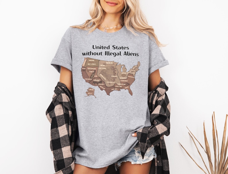 K&ouml;nnte beinhalten: Ein graues T-Shirt mit dem Text "United States without Illegal Aliens" &uuml;ber einer braunen Karte der Vereinigten Staaten. Die Karte enth&auml;lt Staatsnamen. Die Person tr&auml;gt ein schwarz-wei&szlig; kariertes Hemd.