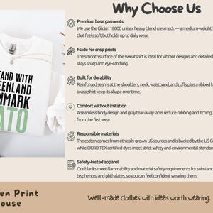 Op de afbeelding: Wit sweatshirt met de tekst "I STAND WITH GREENLAND DENMARK NATO" in zwart en groen. Het sweatshirt is gemaakt van een medium-gewicht katoen-polyester mix.