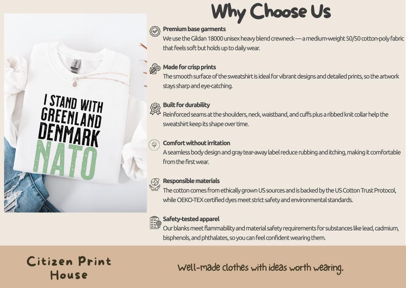 Op de afbeelding: Wit sweatshirt met de tekst "I STAND WITH GREENLAND DENMARK NATO" in zwart en groen. Het sweatshirt is gemaakt van een medium-gewicht katoen-polyester mix.