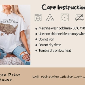K&ouml;nnte beinhalten: Hellgraues T-Shirt mit dem Text "United States without Illegal Aliens" und einer braunen Karte der USA. Pflegehinweise sind rechts abgebildet. Teil der Citizen Print House Kollektion.