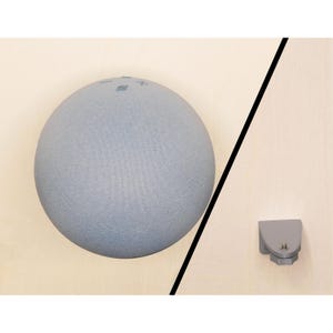 Op de afbeelding: Een lichtblauwe, bolvormige slimme luidspreker met bedieningsknoppen is gemonteerd op een licht houten oppervlak. Een kleine, grijze montagebeugel is ook zichtbaar. Een zwarte diagonale lijn voegt een designelement toe.