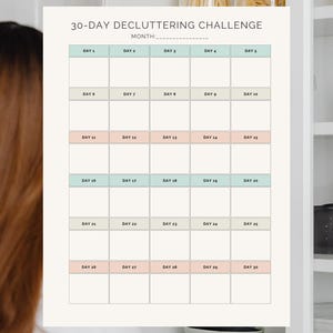 Könnte beinhalten: Ein druckbares 30-Tage-Entrümpelungs-Challenge-PDF, 21,6 cm x 27,9 cm groß. Der Kalender zeigt ein Raster mit Feldern für jeden Tag des Monats, mit dem Titel "30-DAY DECLUTTERING CHALLENGE".