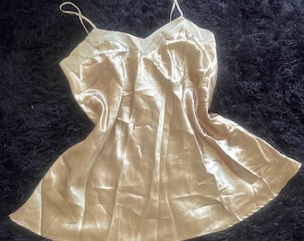 Camisón de satén estilo vintage talla grande 22/24 de Cassini Intimates, vestido lencero dorado.