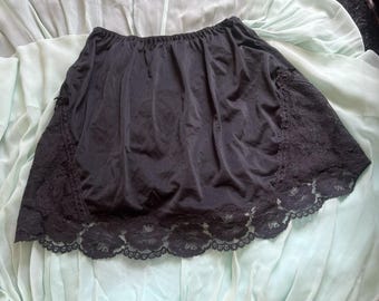 Combinación corta vintage Whimsigoth de satén negro con encaje lateral y lazos coquetos XS