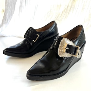 Op de afbeelding: Een set van drie keramische mokken met een gespikkelde, matte afwerking. De mokken zijn in crème, lichtgrijs en donkergrijs. Elke mok heeft een eenvoudig, minimalistisch ontwerp.