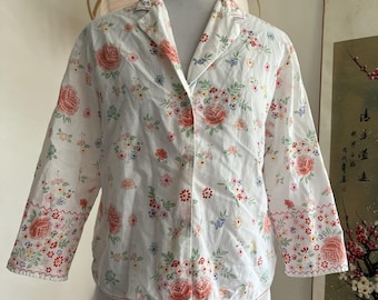 Top de pijama floral Josie Natori, talla pequeña, blanco pastel, estampado de rosas, con botones.