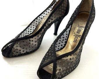 Décolleté vintage Neiman Marcus, taglia 6.5 B, nere, in rete, a pois, con punta aperta, stile MCM, Spagna.
