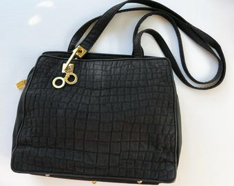 Bolso de hombro vintage Valentino Orlandi de piel acolchada negra, fabricado en Italia, color dorado.