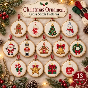 Può includere: Una collezione di tredici telai da ricamo circolari in legno con motivi natalizi a punto croce, tra cui un omino di pan di zenzero, una calza, un albero, un pupazzo di neve, Babbo Natale, uno schiaccianoci, una casa, una campana e una ghirlanda.