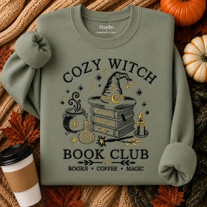 Mysig häxbokklubb broderad tröja, Halloween-bokälskartröja, häxböcker och kaffetröja, höstläsningsgåva