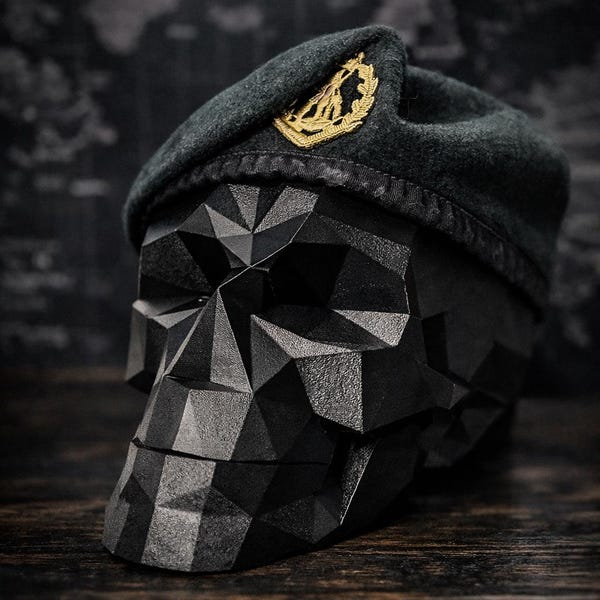 Présentoir tête de mort géométrique | Sculpture en pierre low-poly, fabrication australienne