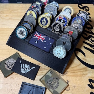 Op de afbeelding: Een set van drie keramische mokken met een gespikkelde, matte afwerking. De mokken zijn in crème, lichtgrijs en donkergrijs. Elke mok heeft een eenvoudig, minimalistisch ontwerp, perfect voor koffie of thee.