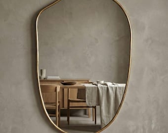 Espelho de latão orgânico irregular – Espelho de parede moderno feito à mão, decoração minimalista wabi-sabi, design artesanal marroquino
