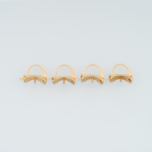 Um par de brincos com fecho de alavanca em ouro 14K, à prova d'água e que não desbotam, perfeitos para criar joias minimalistas para o dia a dia.