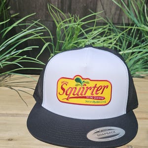 Gorra Squirter 6006 de visera plana con cierre ajustable, disponible en 5 colores.