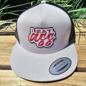 Me encanta la gorra Yupoong 6006 de visera plana, disponible en 5 colores.