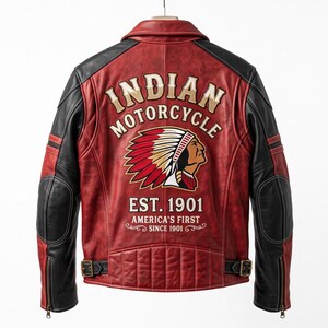 Puede incluir: Una chaqueta de moto de cuero roja y negra con el texto INDIAN MOTORCYCLE, un gr&aacute;fico de una persona con tocado y el texto EST. 1901 AMERICA'S FIRST SINCE 1901 en la espalda. La chaqueta tiene mangas largas, un cuello y hebillas.