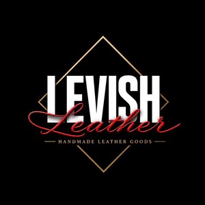 Puede incluir: Un logotipo sobre fondo negro que presenta la palabra LEVISH en letras may&uacute;sculas blancas en negrita, con la palabra Leather en letra cursiva roja debajo, todo enmarcado por un fino contorno de diamante dorado y el texto HANDMADE LEATHER GOODS.
