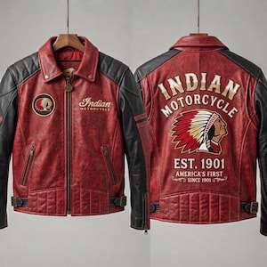 Puede incluir: Una chaqueta de cuero roja y negra con el logotipo de Indian Motorcycle en el pecho y la espalda. La parte posterior muestra un gr&aacute;fico grande de una persona con tocado y el texto Indian Motorcycle Est. 1901 America's First Since 1901.