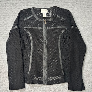 以下が含まれることがあります： 黒いレースのジャケット。フロントはジッパー開閉、フェイクレザーのトリム付き。丸いネックラインと長袖が特徴です。「Cache」のブランド名がラベルに表示されています。繊細なレース生地で作られています。