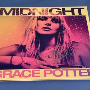 Puede incluir: Una funda de disco de vinilo cuadrada para el álbum Midnight de Grace Potter. La portada presenta un retrato de una persona con cabello rubio largo, representado en un degradado vibrante de rosa y morado sobre un fondo estrellado. El texto MIDNIGHT y GRACE POTTER está impreso en letras negras en negrita en la parte superior e inferior. Una firma manuscrita es visible en el centro de la imagen.