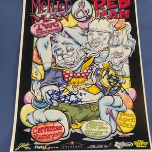 Puede incluir: Un cartel de concierto de Method Man & Redman con un personaje de conejo de dibujos animados con traje y pajarita, junto a ilustraciones de los dos artistas. El cartel incluye detalles de texto para dos espectáculos el domingo 20 de abril en Cervantes Masterpiece.