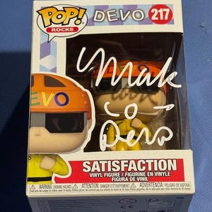 以下が含まれることがあります： Funko Pop!のDevoキャラクター、ナンバー217のビニールフィギュア、オリジナルのパッケージ入り。フィギュアはオレンジ色のヘルメットと黄色のジャンプスーツを着ています。箱には「SATISFACTION」の文字とフィギュアの名前が書かれています。箱にはサインが入っています。