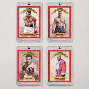Könnte beinhalten: Vier Box-Sammelkarten mit Muhammad Ali, Mike Tyson, Joe Louis und Evander Holyfield. Jede Karte hat einen roten Rand, die Worte "Boxing Kings" und den Namen des Boxers. Die Karten sind in transparenten Schutzhüllen eingeschlossen.