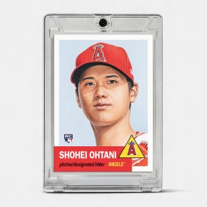 以下が含まれることがあります： 透明なプラスチック製保護ケースに入った大谷翔平の野球トレーディングカード。カードには、ロサンゼルス・エンゼルスの赤いキャップを被った選手のポートレートと、「SHOHEI OHTANI」、「pitcher/designated hitter」、「ANGELS」という文字が記載されています。
