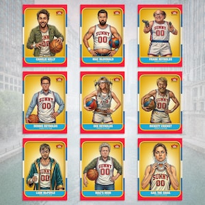 Puede incluir: Nueve cromos con personajes de una serie de televisión, cada uno con un retrato y un nombre. Los personajes están representados con diferentes atuendos, algunos sosteniendo balones de baloncesto o armas. Las tarjetas tienen un borde rojo y un fondo amarillo.