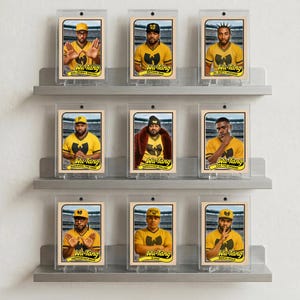 Könnte beinhalten: Neun Wu-Tang-Sammelkarten auf Metallregalen. Jede Karte zeigt ein Mitglied der Gruppe in einem gelben Hemd und einer Baseballkappe. Das Wu-Tang-Logo ist auf jeder Karte zusammen mit dem Namen des Mitglieds zu sehen.