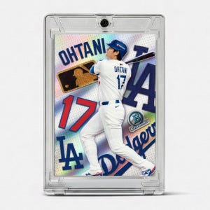 Peut inclure: Une carte de baseball à collectionner de Shohei Ohtani dans un étui de protection en plastique transparent. La carte montre Ohtani en uniforme blanc des Dodgers de Los Angeles frappant une balle, avec le texte OHTANI, 17, LA, Dodgers et le logo Bowman Chrome.