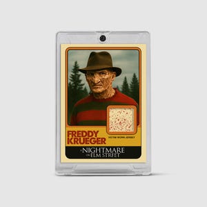 Puede incluir: Una tarjeta coleccionable con Freddy Krueger de A Nightmare on Elm Street. La tarjeta muestra un retrato de Krueger con sombrero marrón y suéter a rayas. La tarjeta también incluye un pequeño recuadro con una muestra de la camiseta de la víctima.
