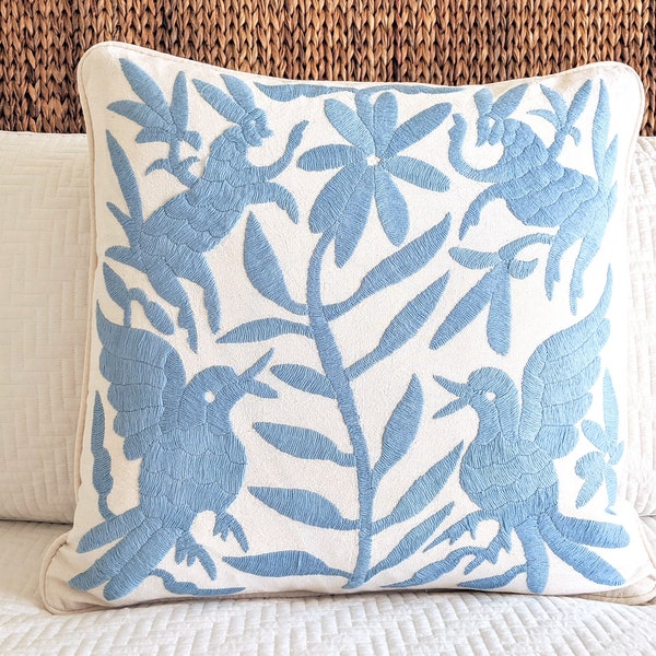 Op maat gemaakte Otomi-kussenhoes met de hand geborduurd - pastelblauw decor