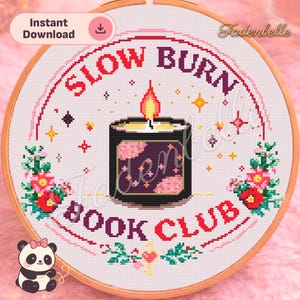 Può includere: Ricamo a punto croce in un telaio di legno con una candela con fiamma e la scritta "SLOW BURN BOOK CLUB". Il design include motivi floreali e stelle. La scritta "Download istantaneo" è in alto.