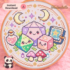 Könnte beinhalten: Ein Kreuzstich-Design in einem Holzreifen mit einem Fantasy-Thema. Das Design umfasst einen zentralen Kristall, Würfel, eine Zaubertrankflasche, Pilze und ein Buch mit einem Stern. Der Text "Instant Download" ist sichtbar.