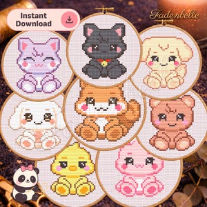 Puede incluir: Una colección de patrones de punto de cruz con adorables animales de dibujos animados, incluyendo un gato, un perro, un zorro, un oso, un pollito y un conejo. Cada diseño está enmarcado en un aro de madera. Se ve el texto "Instant Download".