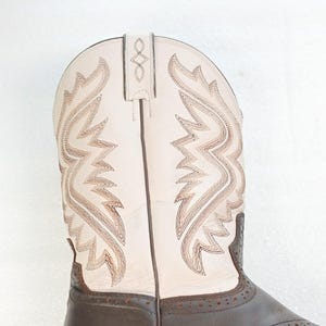 Stivali da cowboy Justin 8.5 EE in pelle bicolore marrone beige rodeo immagine 13