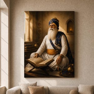 Pode incluir: Uma impressão de arte de parede retratando uma pessoa idosa com uma longa barba branca, usando um turbante azul e roupas brancas, sentada de pernas cruzadas enquanto lê um livro aberto em um suporte de madeira. A cena inclui uma faixa amarela.