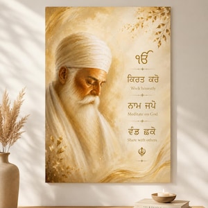 Puede incluir: Una impresión de arte mural vertical que presenta un retrato de Guru Nanak Dev Ji en tonos dorados y crema. La obra incluye el símbolo Ik Onkar, el texto Kirat Karo, Naam Japo, Vand Chakko y sus traducciones al inglés en letras doradas.