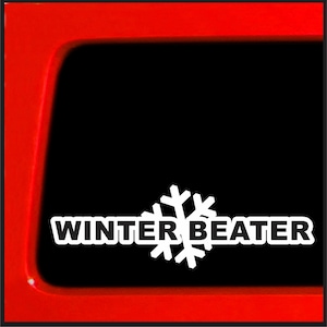 Puede incluir: Calcomanía de vinilo blanco con un copo de nieve y el texto "WINTER BEATER" sobre un fondo negro.