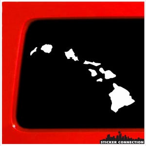 Op de afbeelding: Een wit silhouet van de Hawaïaanse eilanden op een zwarte achtergrond. De eilanden zijn wit omlijnd en zijn geplaatst tegen een zwarte achtergrond. De afbeelding is perfect voor een sticker of decal.